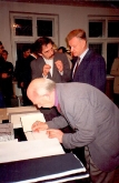 Janusza Tryzno i Zbigniew Brzeziński w Muzeum Artystów, 1993 r. (na pierwszym planie Emmett Williams)